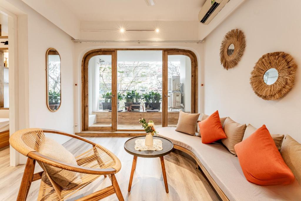 Sunny Old Quarter Apartment near Train Street - Big Balcony, Kitchen- Self Check-in – Hanoi